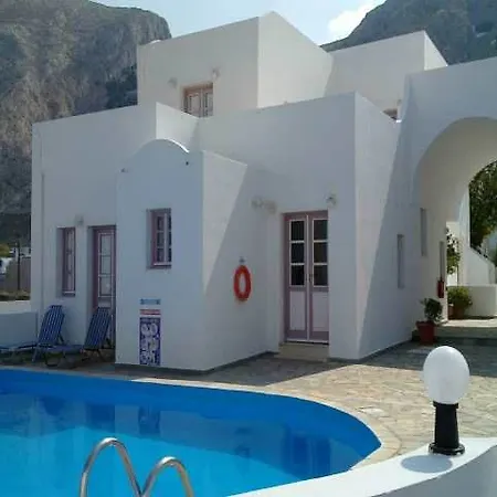 Anabel And Kamari (Santorini)